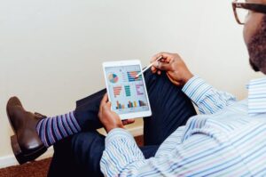 Analisis data penjualan melalui aplikasi sales dan distribusi