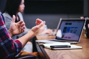 Kolaborasi internal tim sales dan distribusi